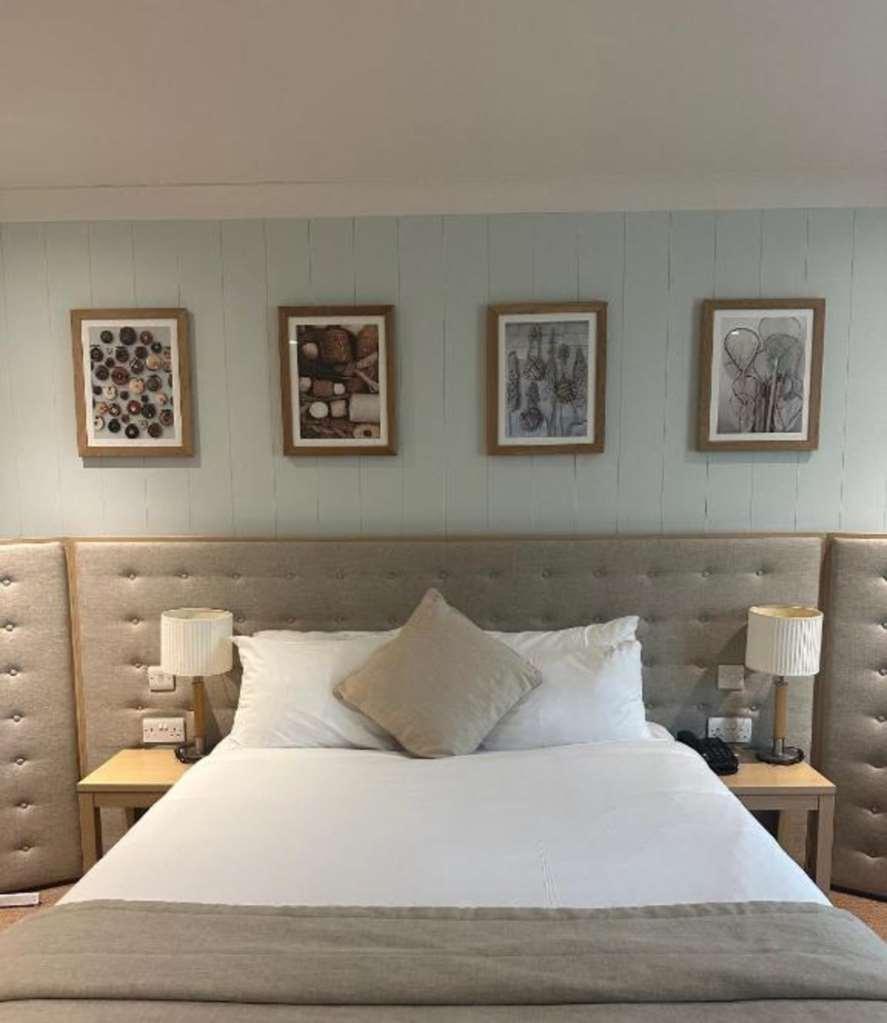 De Vere Cotswold Water Park South Cerney Room photo
