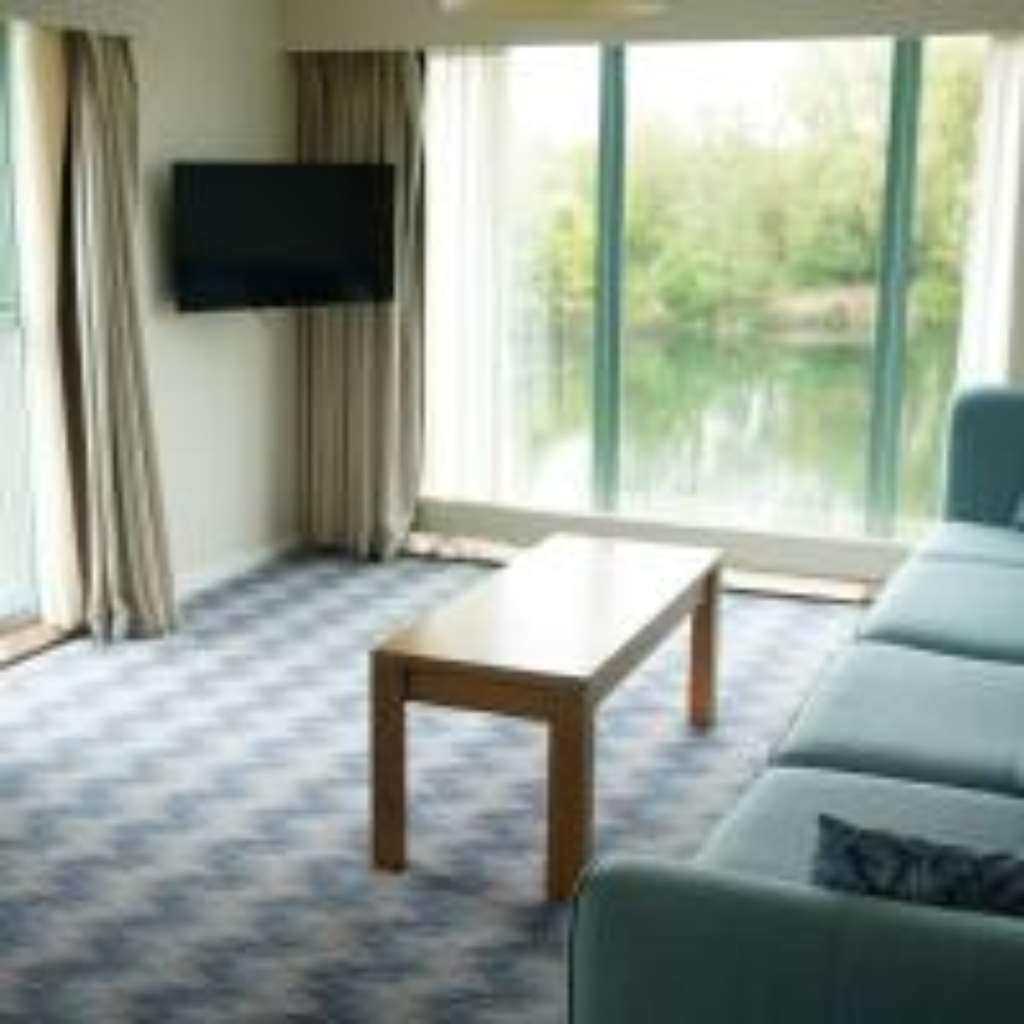 De Vere Cotswold Water Park South Cerney Room photo